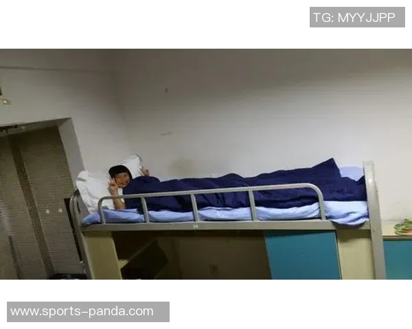 足球明星亲手整理床铺挑战收被子 技能究竟如何能否轻松应对